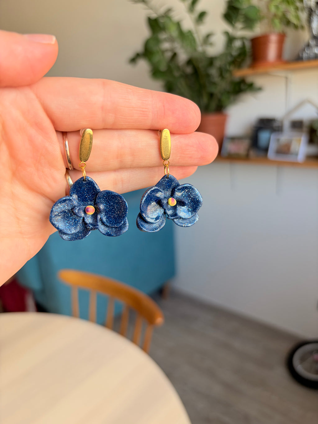 Třpytící se náušnice Orchidej